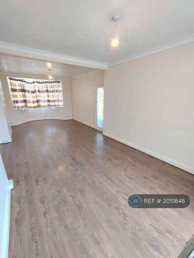 3 Bedroom Terraced House To Rent In Cypress Grove, Hainult, IG6