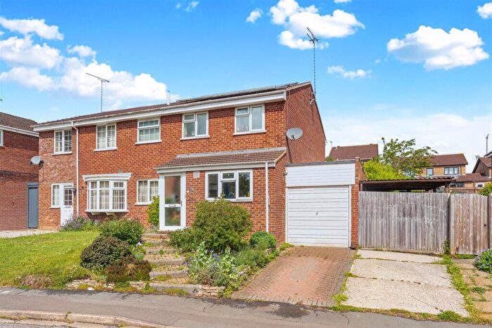 3 Bedroom Semi-Detached House For Sale In Hillside Close, Banbury, OX16