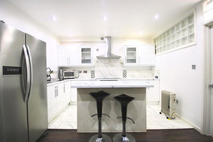 6 Bedroom House To Rent In Carbis Road, London, E14