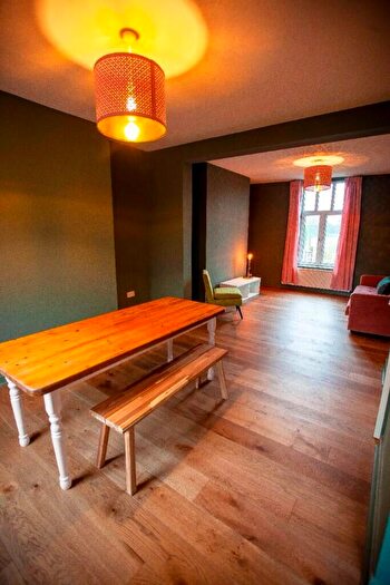 5 Bedroom House To Rent In Park Grove, Manchester, M19