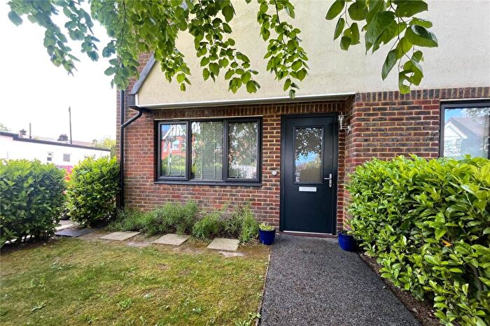 2 Bedroom Maisonette For Sale In Ridgway Road, Farnham, Surrey, GU9