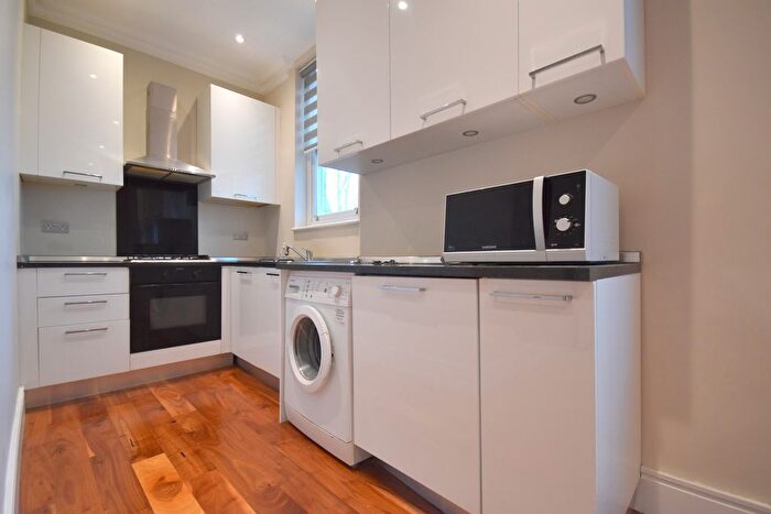 1 Bedroom Flat To Rent In De Crespigny Park, Camberwell, London, SE5