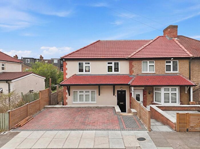 2 Bedroom Maisonette For Sale In Leighton Road, Enfield, EN1