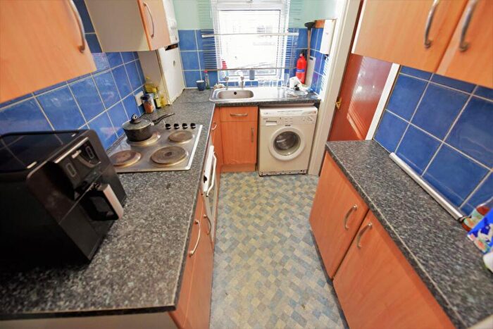 2 Bedroom House To Rent In Harold Place ( Bed), LS6