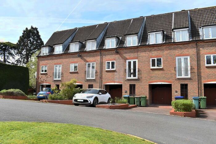 4 Bedroom Town House To Rent In Beechcroft Manor, Weybridge, KT13