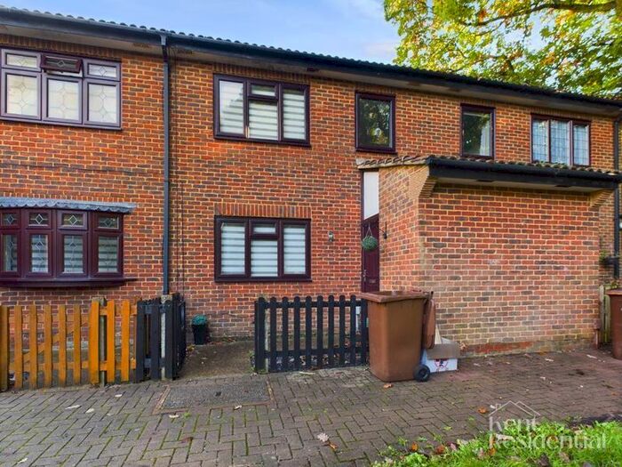 3 Bedroom End Of Terrace House To Rent In Walsingham Close, Gillingham, ME8