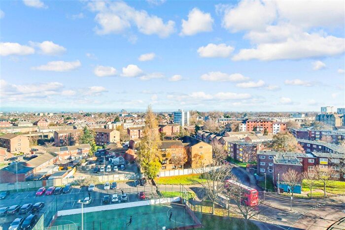 2 Bedroom Flat For Sale In Harts Lane, Barking, Essex, IG11