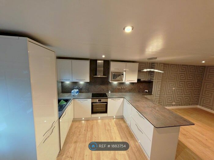 3 Bedroom Maisonette To Rent In Cavalier Close, Bridgwater, TA6