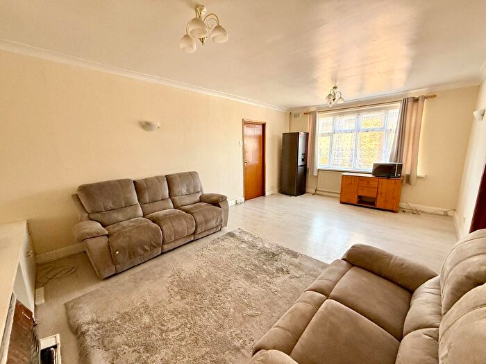 3 Bedroom Flat To Rent In Station Road, Gidea Park, RM2