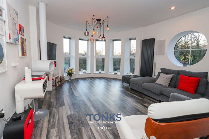 2 Bedroom Flat For Sale In Roadstone Drive, Dudley, West Midlands, DY3