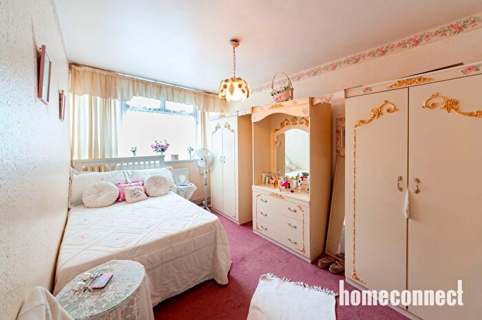 3 Bedroom Flat For Sale In Carron Close, London, E14