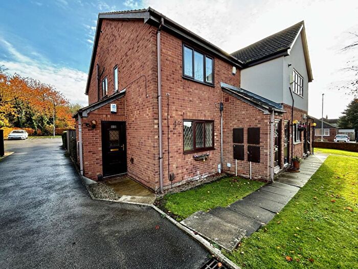 2 Bedroom Flat For Sale In Field End Road, Halton, Leeds, LS15