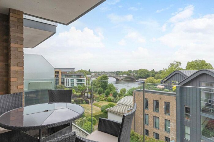 2 Bedroom Flat For Sale In Kew Bridge Road, Brentford, TW8