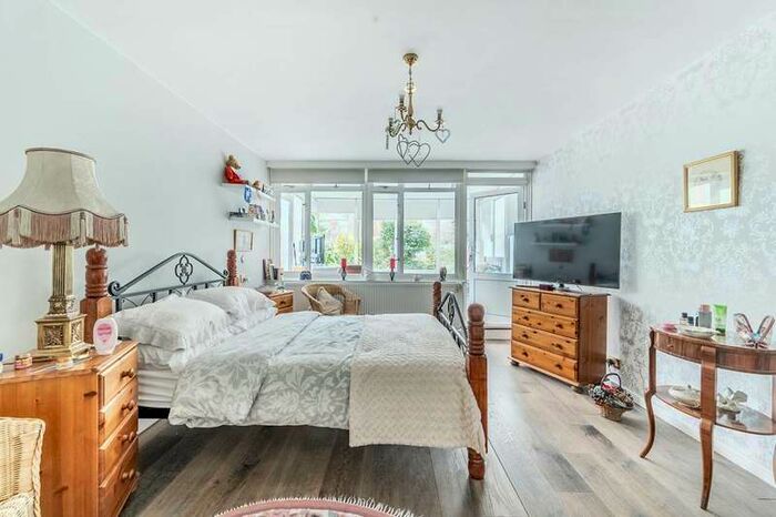 1 Bedroom Studio Flat To Rent In Churchill Gardens, Pimlico, SW1V