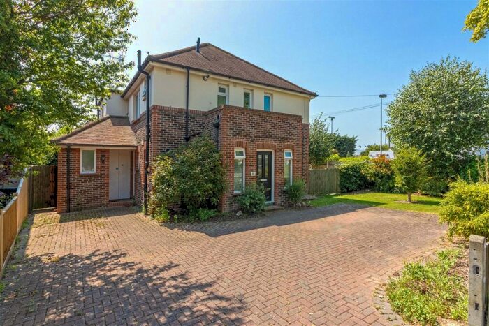 2 Bedroom Flat To Rent In Walnut Tree Court, Bulkington Avenue, Worthing, BN14