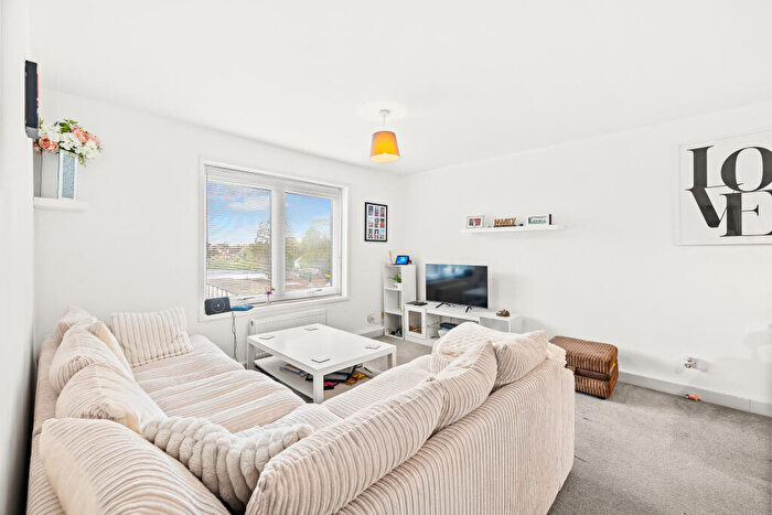 3 Bedroom Apartment For Sale In Ref: Gk - Somers Close, Reigate, RH2