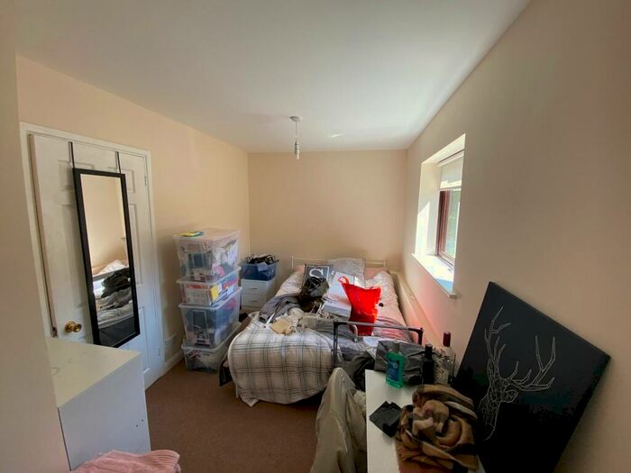 3 Bedroom Flat To Rent In Monmouth Square, Winchester, SO22