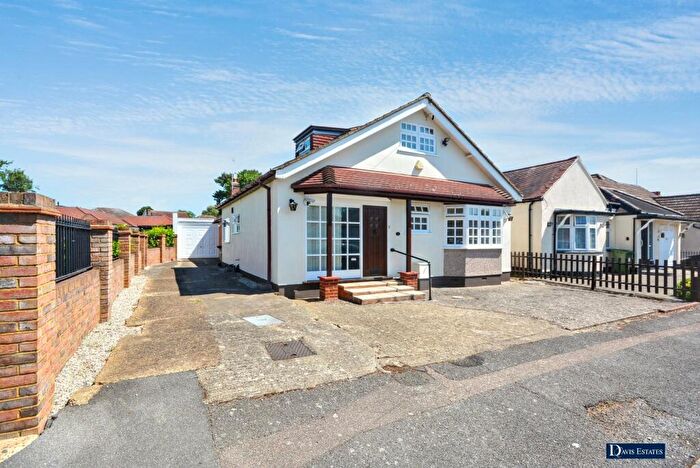 4 Bedroom Chalet For Sale In Beverley Gardens, Hornchurch, RM11