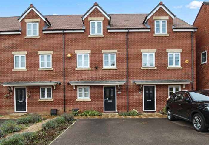 3 Bedroom Terraced House To Rent In Seaforth Gardens, Bedford, MK40