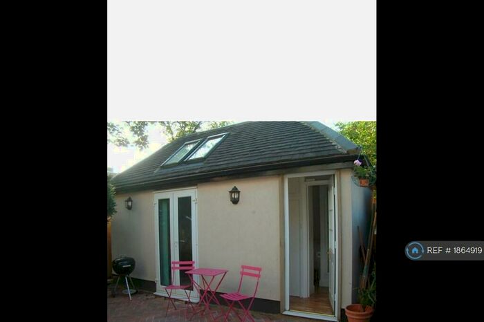 Studio To Rent In Ash Grove, London, NW2