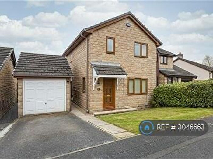 3 Bedroom Detached House To Rent In Parkstone, Huddersfield, HD2