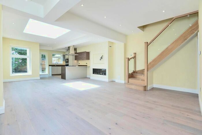 3 Bedroom Semi-Detached House For Sale In Sheendale Road, Richmond, TW9