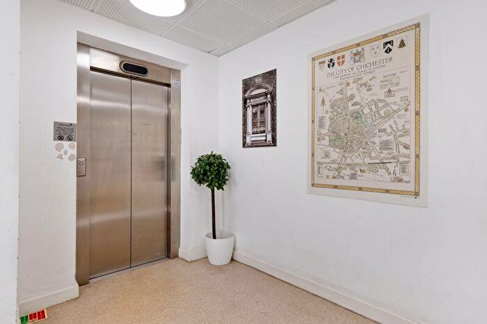 1 Bedroom Flat For Sale In East Walls, Chichester, PO19