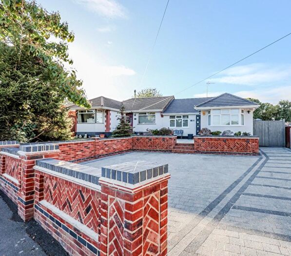 3 Bedroom Semi-Detached Bungalow For Sale In Woodside, Leigh-On-Sea, SS9