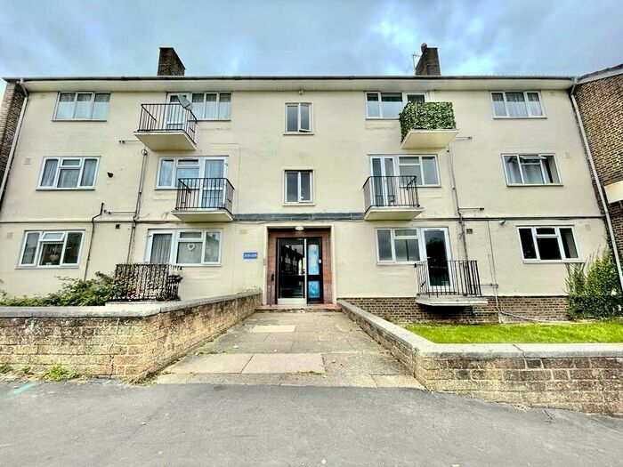 2 Bedroom Apartment To Rent In Bennetts End Road, Hemel Hempstead, Hertfordshire, HP3