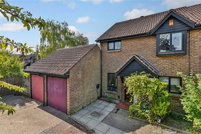 3 Bedroom End Of Terrace House For Sale In Saxley, Horley, Surrey, RH6