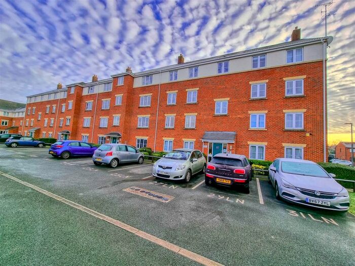 2 Bedroom Flat To Rent In Linacre House, Archdale Close, Chesterfield, Derbyshire, S40