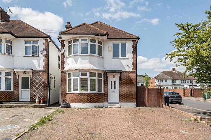 3 Bedroom Detached House For Sale In Brook Avenue, Edgware, HA8