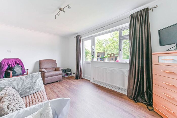 2 Bedroom Maisonette To Rent In Somerset Gardens, Norbury, London, SW16