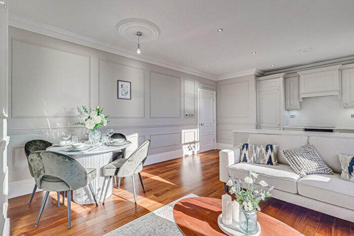 2 Bedroom Apartment For Sale In Station Road, Westcliff On Sea, SS0