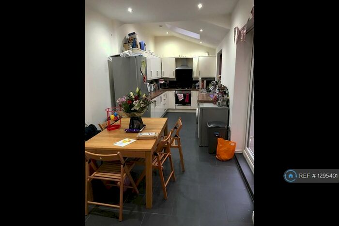 6 Bedroom Terraced House To Rent In Rothesay Avenue, Nottingham, NG7