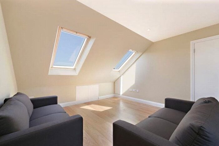 3 Bedroom Flat To Rent In Collingbourne Road, London, W12