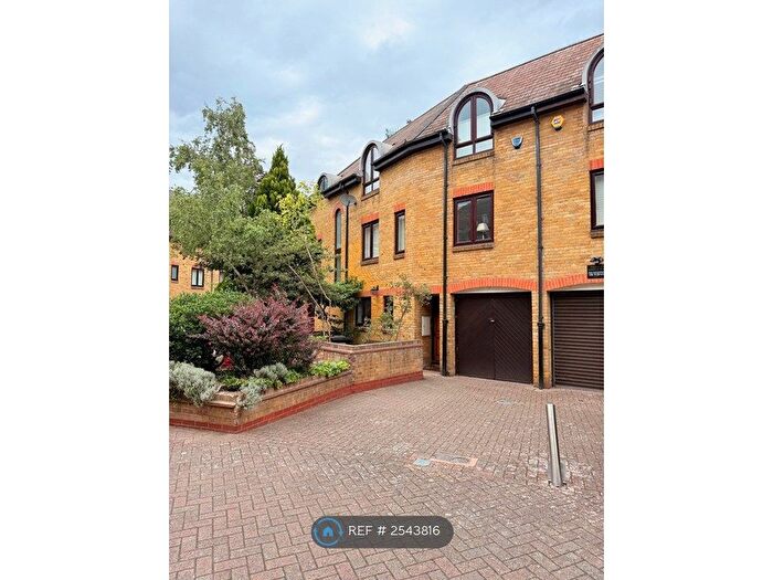 3 Bedroom Terraced House To Rent In Roding Mews, London, E1W