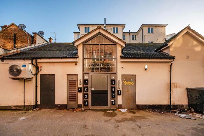 2 Bedroom Flat To Rent In Woking, Surrey, Woking, GU21