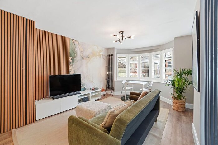 3 Bedroom Flat For Sale In Chestnut Grove, New Malden, KT3