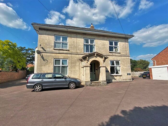 Flat To Rent In Hucclecote Road, Gloucester, GL3