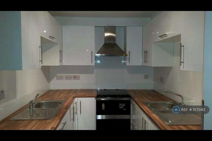 3 Bedroom Flat To Rent In Raffles House, London, NW4
