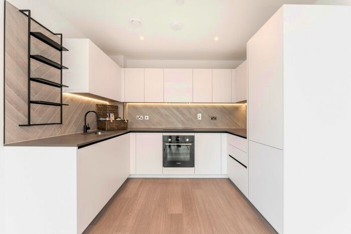 2 Bedroom Flat To Rent In Memorial Avenue, Slough, SL1