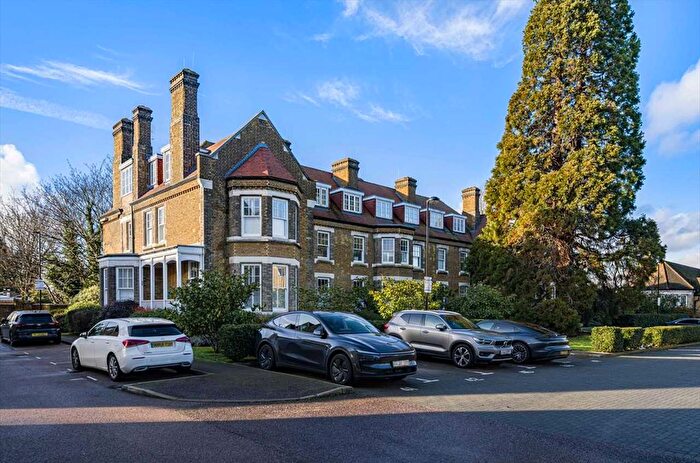 3 Bedroom Flat For Sale In Martin Drive, Dartford, DA2