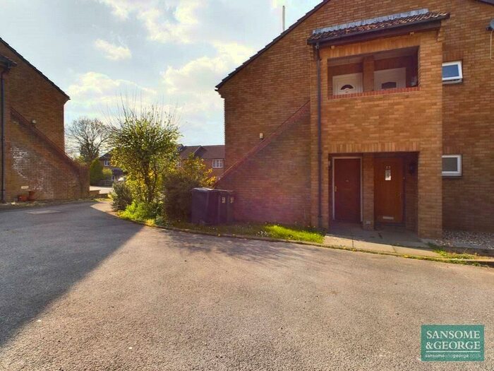 Apartment To Rent In Farringdon Way, Tadley, Hampshire, RG26