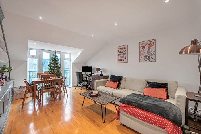 1 Bedroom Flat For Sale In Wells Place, Earlsfield, London, SW18