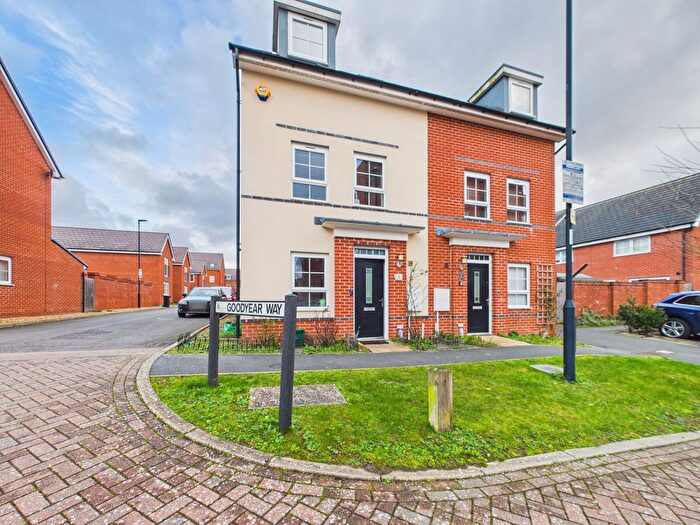 3 Bedroom Town House For Sale In Wilson Crescent, Chapel Gate, Basingstoke, RG21