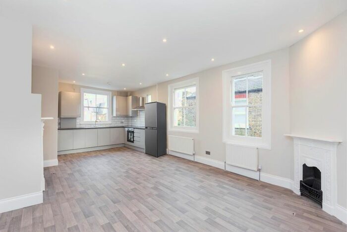 3 Bedroom Flat To Rent In Kenyon Street, London, SW6