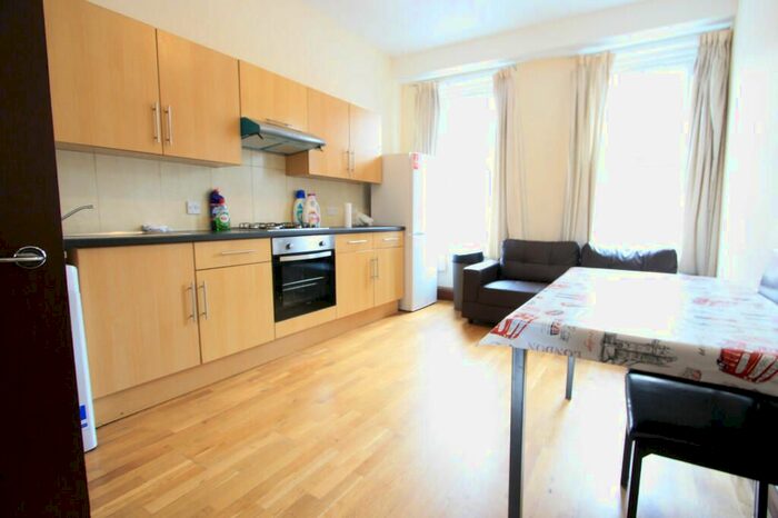3 Bedroom Flat To Rent In North End Road, London, SW6