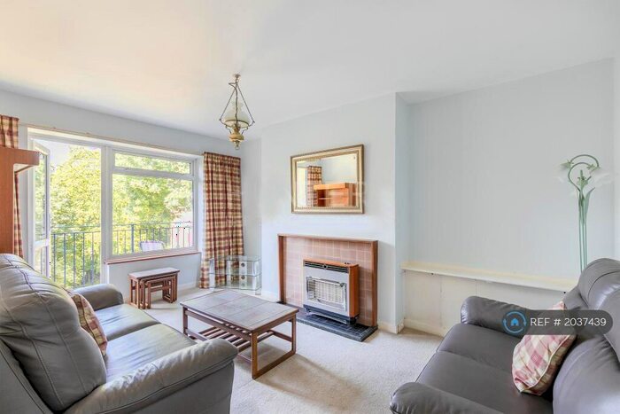 3 Bedroom Flat To Rent In Queen Elizabeths Close, London, N16