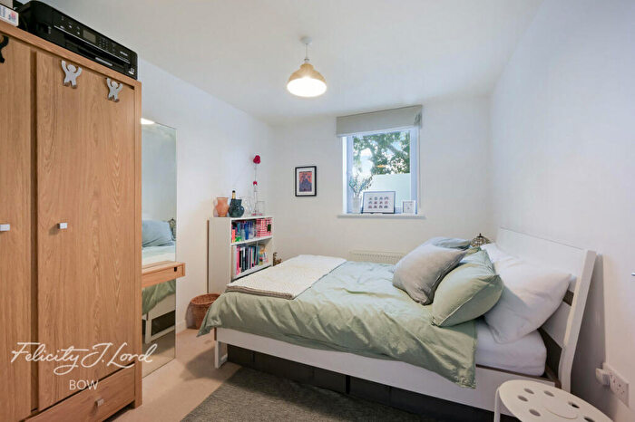 2 Bedroom Flat For Sale In Bow Road, London, E3